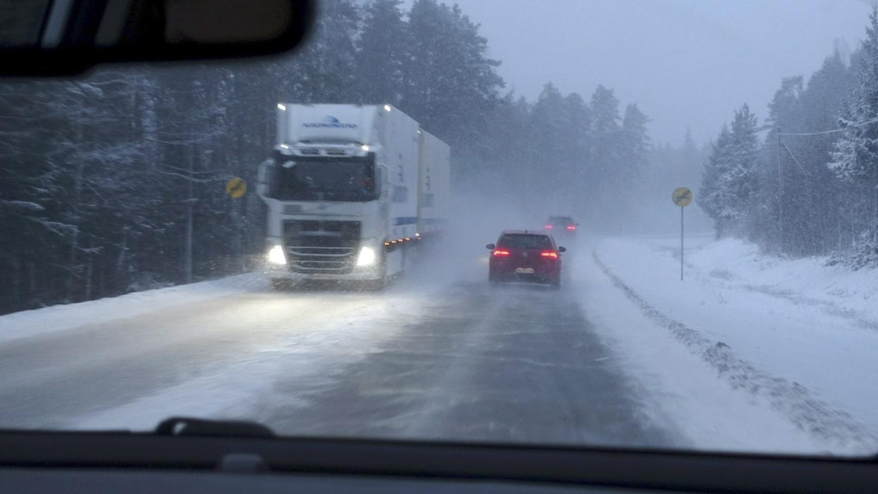 Aamukymmenen aikaan teillä ei ollut ruuhkia. LEHTIKUVA / TEEMU SALONEN