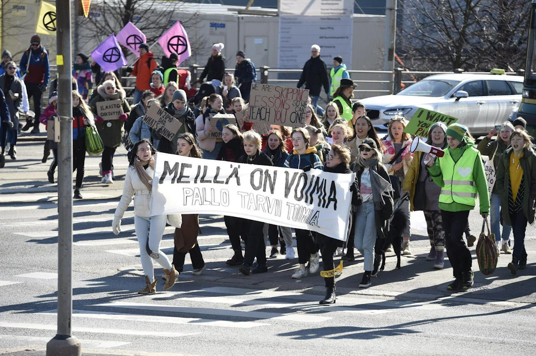 Koululaisten ja nuorten Ilmastolakko-mielenosoittajat marssivat eduskuntatalolle vuoden 2019 keväällä. LEHTIKUVA / MARTTI KAINULAINEN