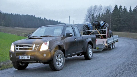 Koeajossa oli Isuzu D-Max 2,5 TDi 136 LS ‑pakettiauto, josta löytyy myös pitkäohjaamoinen Double Cab ‑malli. Kokeiltavana ollut auto oli 2,5-litraisella ja 100-kilowattisella moottorilla oleva versio. Saatavana on myös 3-litrainen, 120-kilowattinen moottorivaihtoehto. Kuvassa olevan vaunun kokonaispaino on traktorin ja paripyörien kanssa 3 tonnia. Isuzu veti sen mukisematta.