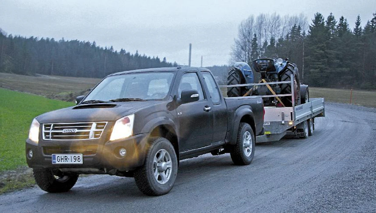 Koeajossa oli Isuzu D-Max 2,5 TDi 136 LS ‑pakettiauto, josta löytyy myös pitkäohjaamoinen Double Cab ‑malli. Kokeiltavana ollut auto oli 2,5-litraisella ja 100-kilowattisella moottorilla oleva versio. Saatavana on myös 3-litrainen, 120-kilowattinen moottorivaihtoehto. Kuvassa olevan vaunun kokonaispaino on traktorin ja paripyörien kanssa 3 tonnia. Isuzu veti sen mukisematta.