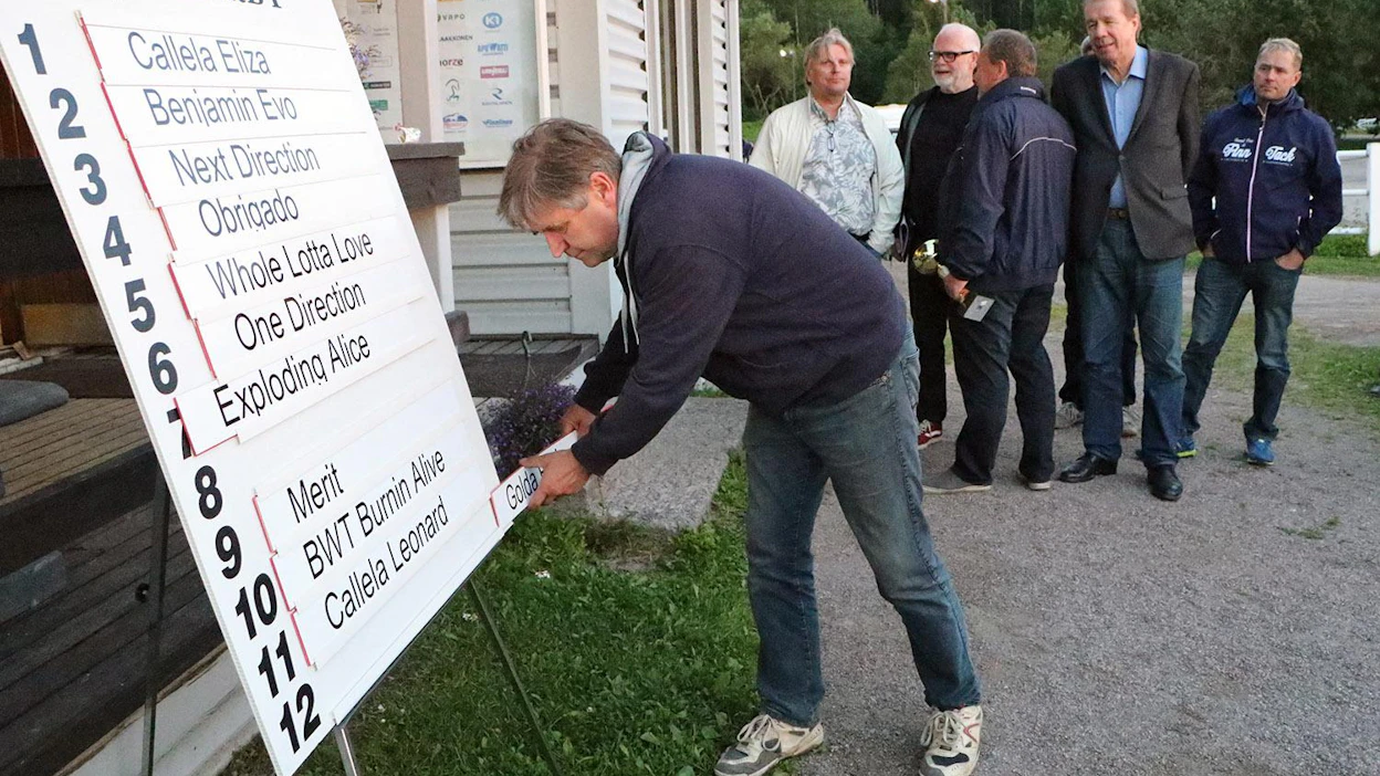 Markku Nieminen tutussa puuhassa, valitsemassa valmennettavalleen lähtörataa Derbyn finaaliin. Vastaisuudessa Suuren suomalaisen Derbyn finaalin lähtöradat määräytyvät uudistuneella periaatteella.