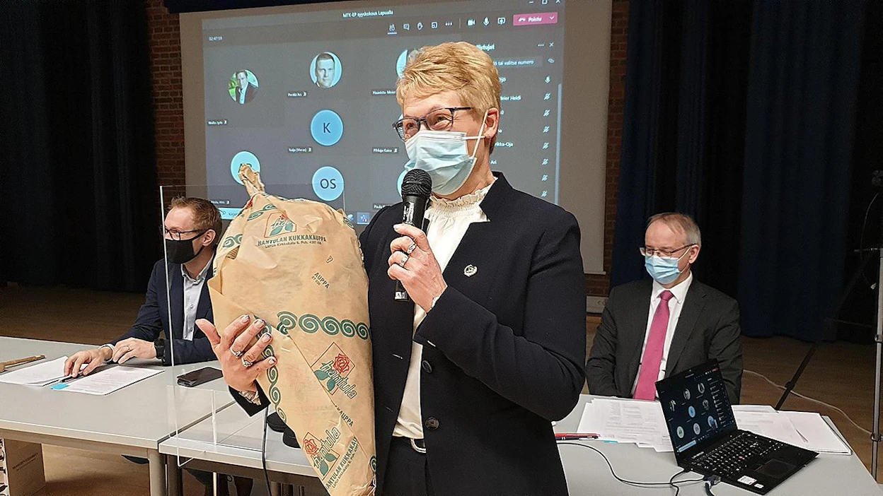 "Kiitoksia erittäin mielenkiintoisesta ja vaiherikkaasta matkasta", kymmeniä avauspuheita MTK-Etelä-Pohjanmaan syys- ja kevätkokouksissa pitänyt Johanna Kankaanpää sanoi siirtyessään nyt sivuun tuottajaliiton johtokunnasta. Syyskokouksen puheenjohtajana toimi Janne Autio (vas.) ja sihteerinä Yrjö Ojaniemi.
