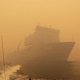 Saarroksiin joutuneita evakuoidaan laivaston HMAS Choules -alukseen. LEHTIKUVA/AFP