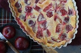 Clafoutis on ranskalaisten versio pannukakusta. Luumujen sijasta voit käyttää myös muita kauden hedelmiä tai marjoja.