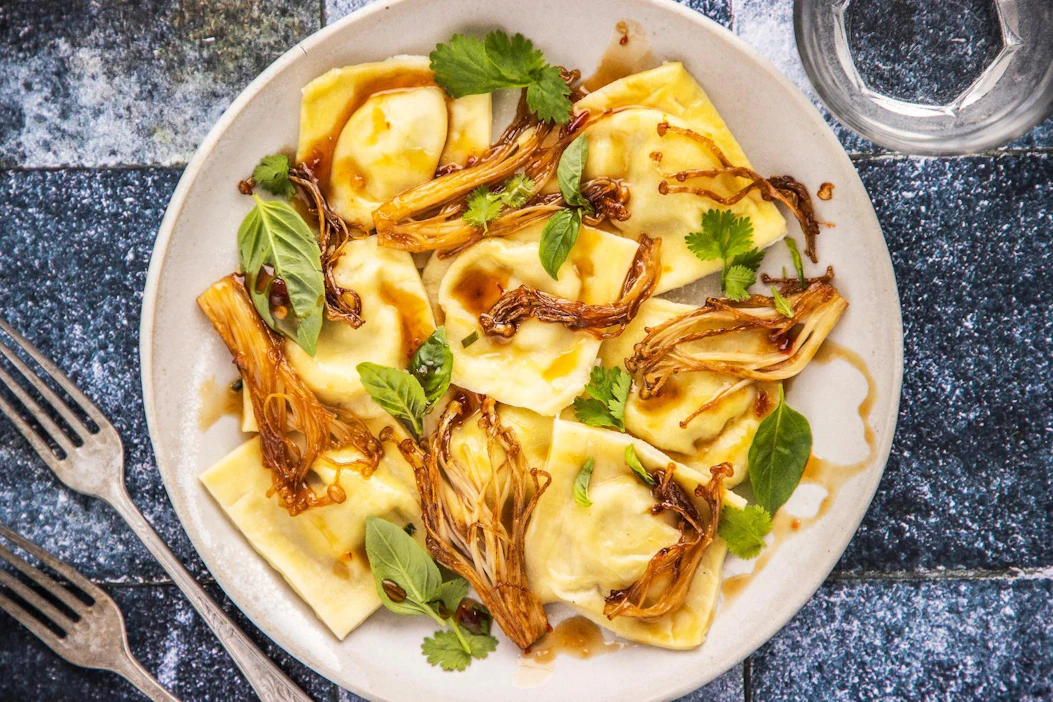 Paistetut ja maustetut enokisienet antavat pasta-annokselle makua ja rakennetta.
