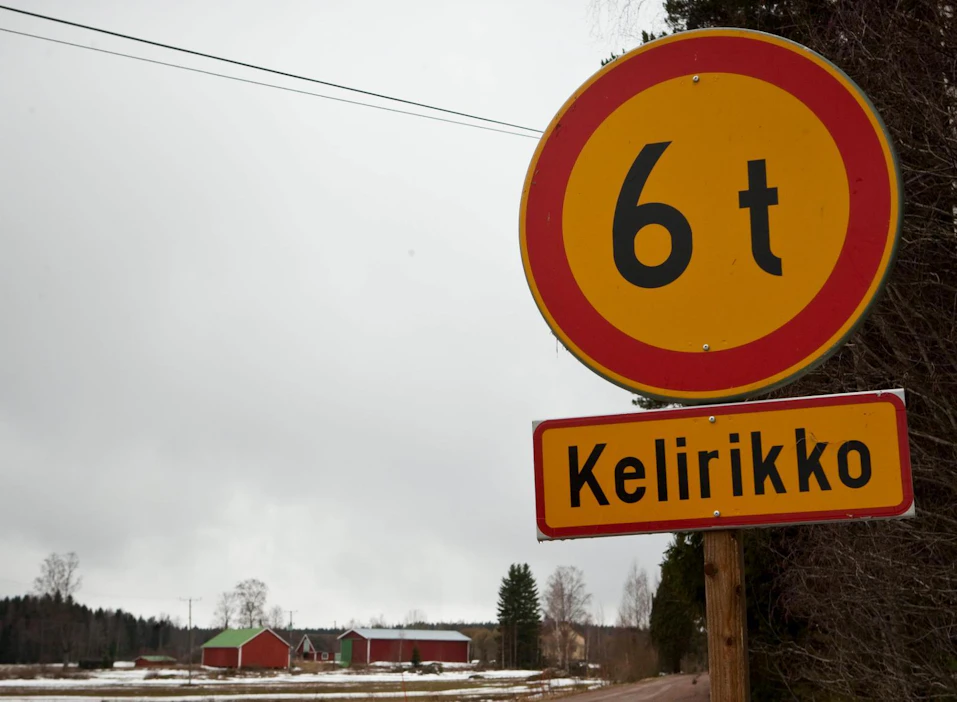UPM:n Jarkko Leppimäki pitää kuvan kaltaisia liikennemerkkejä kaikkein selkeimpinä, kun tiekuunat asettavat liikennerajoituksia kelirikon vuoksi. Kuva ei liity jutussa mainittuun tapaukseen.