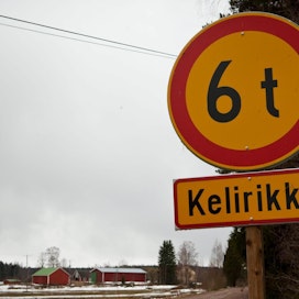 UPM:n Jarkko Leppimäki pitää kuvan kaltaisia liikennemerkkejä kaikkein selkeimpinä, kun tiekuunat asettavat liikennerajoituksia kelirikon vuoksi. Kuva ei liity jutussa mainittuun tapaukseen.