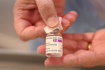 Suomalaisten ei kannata olla pettyneitä tai huolissaan, vaikka lääkeyhtiö AstraZenecan koronarokote ei olisi aivan yhtä tehokas kuin tähän asti käytössä olevat rokotteet, sanoo rokotetutkimuskeskuksen johtaja Mika Rämet. LEHTIKUVA/AFP