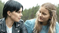 Carola Hakola (vas.) ja Rebekka Baer näyttelevät uudessa Häräntappoase-televisiosarjassa Allua ja Kerttua. Häräntappoase on nähtävissä Elisa Viihde Viaplay -suoratoistopalvelussa.