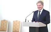 Presidentti Sauli Niinistö kertoi tiistaina, että poikkeusjärjestelyin toteutettavissa Linnan juhlissa nähdään kuusi aluelähetystä eri puolilta Suomea. LEHTIKUVA / HEIKKI SAUKKOMAA