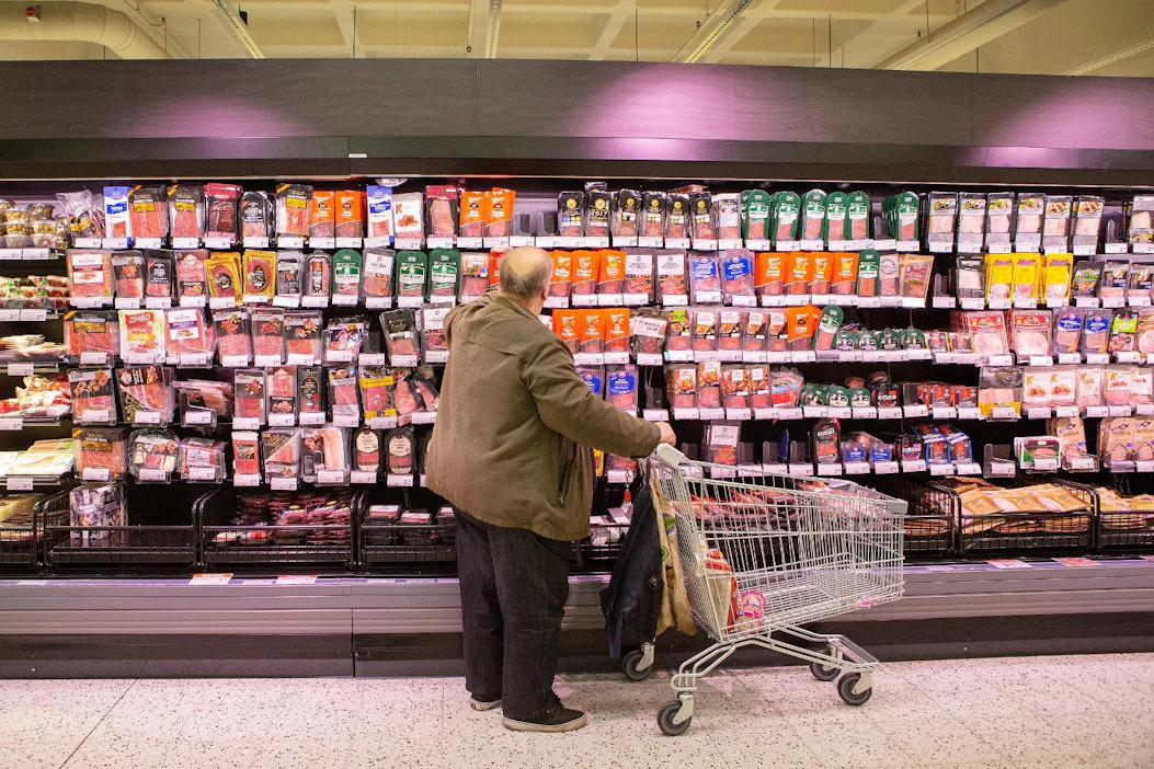 Peruselintarvikkeiden kuluttajahinnat ovat laskeneet. Se on vähentänyt tuottajan osuutta ruokaketjun eurosta.