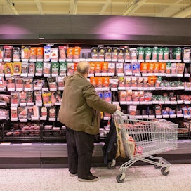 Peruselintarvikkeiden kuluttajahinnat ovat laskeneet. Se on vähentänyt tuottajan osuutta ruokaketjun eurosta.