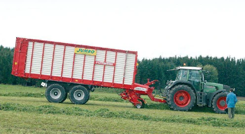 Pöttingerin noukinvaunuohjelma koostuu 50 mallista, lavatilavuudet asettuvat välille 11–80 kuutiometriä. Tässä uusi Jumbo Combiline 7200, jota voidaan käyttää karholta korjuun lisäksi kuljetusvaununa tarkkuussilppuriketjussa. Toimintamoodin muutos onnistuu muutamassa sekunnissa traktorin ohjaamosta.