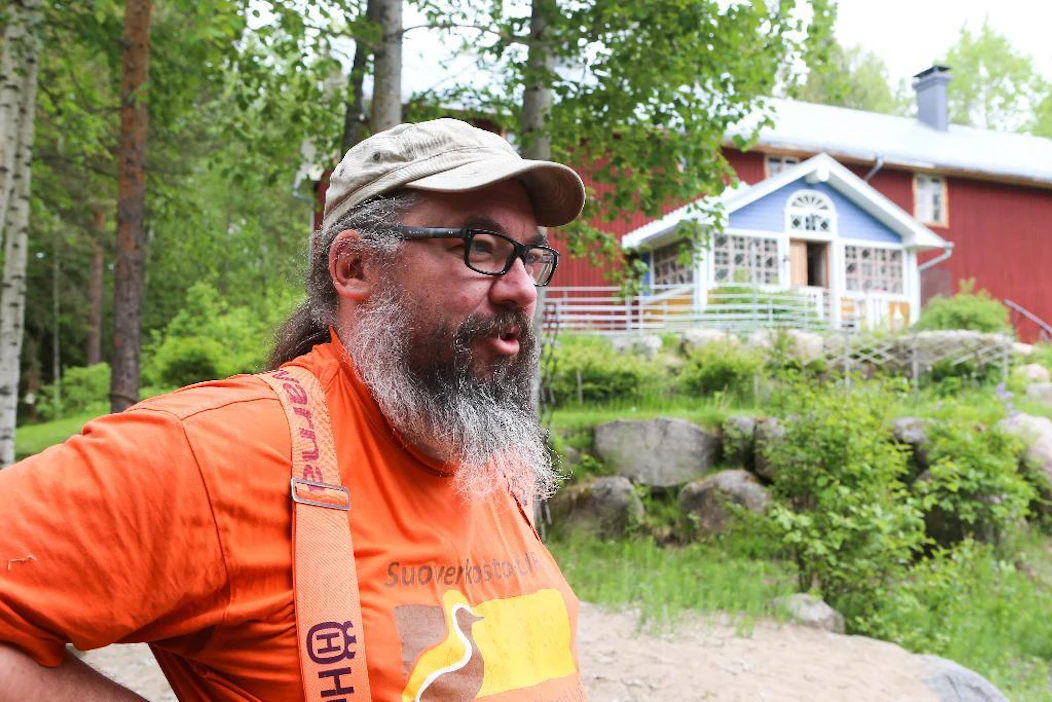 Janne Kotiaho aikoo kokeilla myös laiduntavia kalkkunoita, lampaisiin hän on erittäin tyytyväinen.