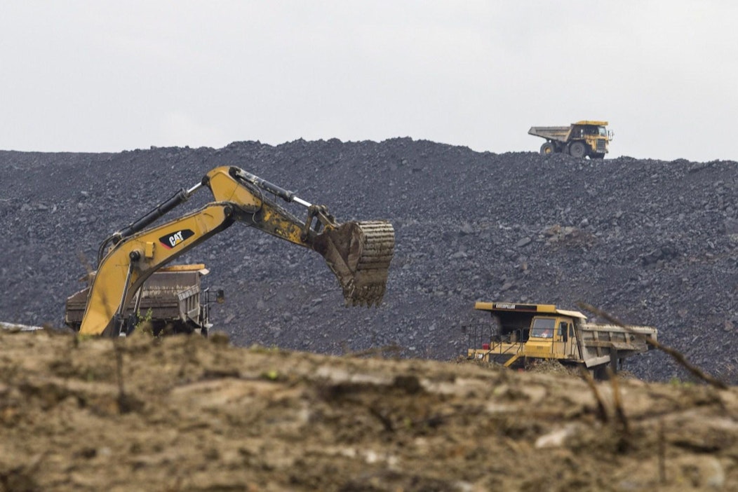 Kaivuri ja kuorma-autoja Talvivaaran kaivoksella. LEHTIKUVA / KIMMO RAUATMAA