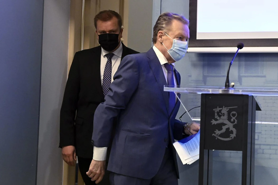 Puolustusministeri Antti Kaikkonen ja komitean puheenjohtaja Ilkka Kanerva loppuraportin julkistuksessa. LEHTIKUVA / Jussi Nukari