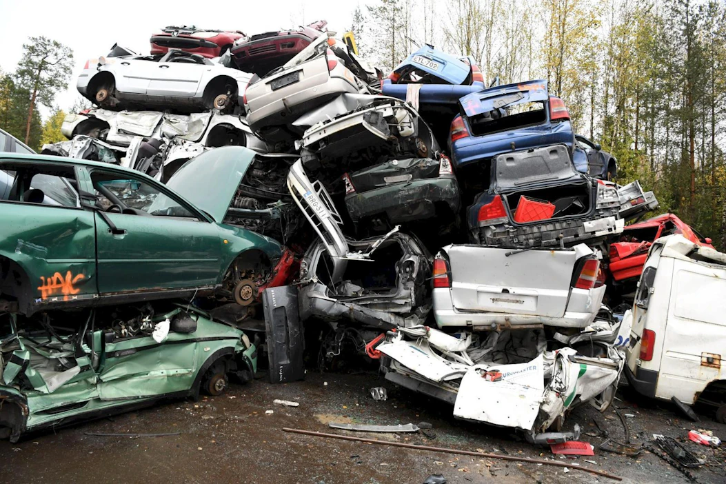 Autonromut odottivat murskausta autokierrätysyritys Kuusakosken toimipisteellä Vantaalla viime lokakuussa. LEHTIKUVA / JUSSI NUKARI