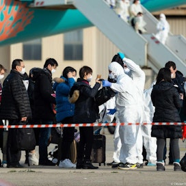 Lentomatkustajia tarkistetaan koronaviruksen varalta lennon jälkeen Istresissä Ranskassa. LEHTIKUVA/AFP