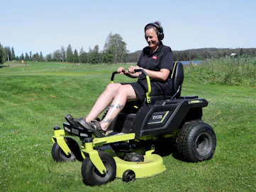 Sauvaohjatun Ryobi ZTR480EX:n siirtonopeus on jopa yli 11 km/h.