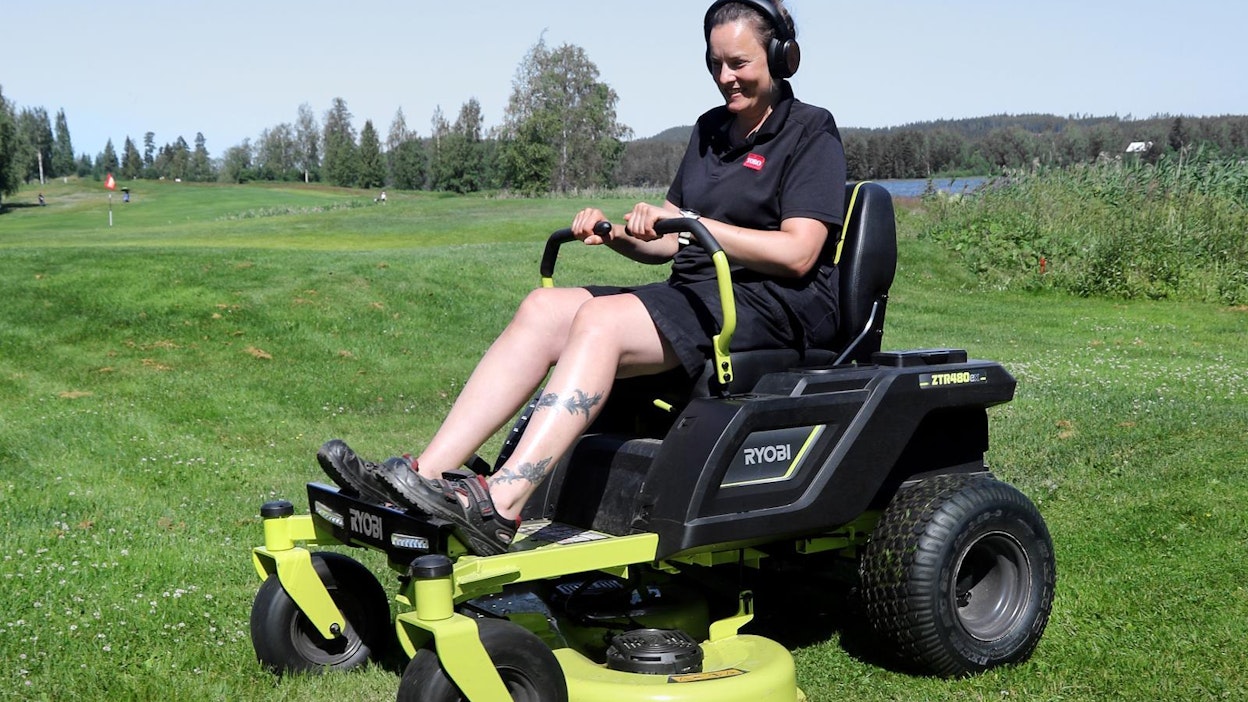Sauvaohjatun Ryobi ZTR480EX:n siirtonopeus on jopa yli 11 km/h.