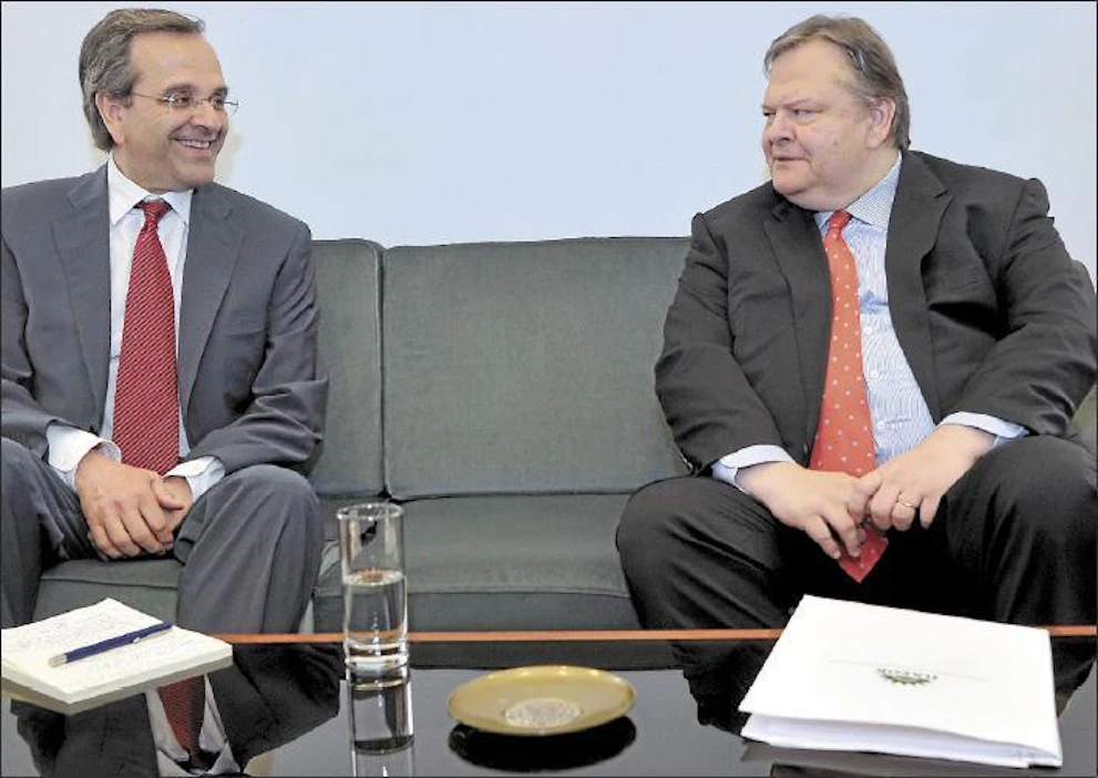 Uusi demokratia -puolueen Antonis Samaras ja sosialistisen Pasok-puolueen Evangelos Venizelos käyvät hallitusneuvotteluja. LOUISA GOULIAMAKI/AFP photo/lehtikuva