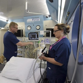 Erikoislääkäri Olli Arola ja sairaanhoitaja Eveliina Vasanen valmistelevat potilaan vastaanottoa Turun yliopistollisessa keskussairaalassa 24. heinäkuuta 2015. LEHTIKUVA / MARKKU ULANDER
