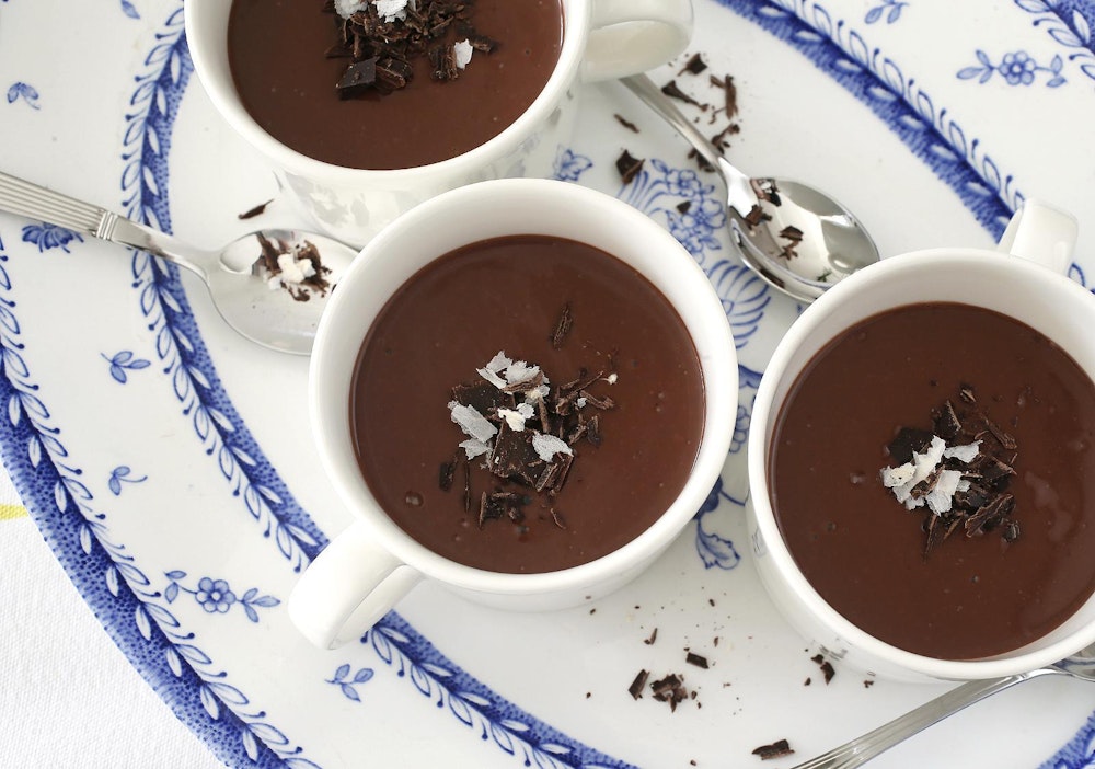 Kahden suklaan rouhe tekee suklaakiisselistä juhlavan jälkiruuan.