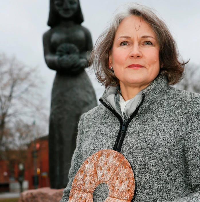 Maatalousyrittäjä Sirpa Pietilä sanoo, että Loimaalla on nykyisellään hyvät kaupan palvelut. Lähiseudun tuotteita hän toivoo myymälöihin lisää.