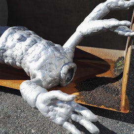 Alumiinista, pronssista ja teräksestä tehty Taidepoliisi-patsas menetti pään ja sormen ilkivallan uhrina.