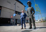 Seinäjoen kaupunginjohtaja Jorma Rasinmäki on iloinen kaupungin uudesta torista. Yrittäjä-Jussi -patsas sijaitsee paraatipaikalla Seinäjoen keskustassa.