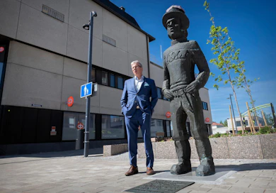Seinäjoen kaupunginjohtaja Jorma Rasinmäki on iloinen kaupungin uudesta torista. Yrittäjä-Jussi -patsas sijaitsee paraatipaikalla Seinäjoen keskustassa.