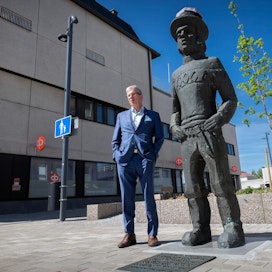 Seinäjoen kaupunginjohtaja Jorma Rasinmäki on iloinen kaupungin uudesta torista. Yrittäjä-Jussi -patsas sijaitsee paraatipaikalla Seinäjoen keskustassa.