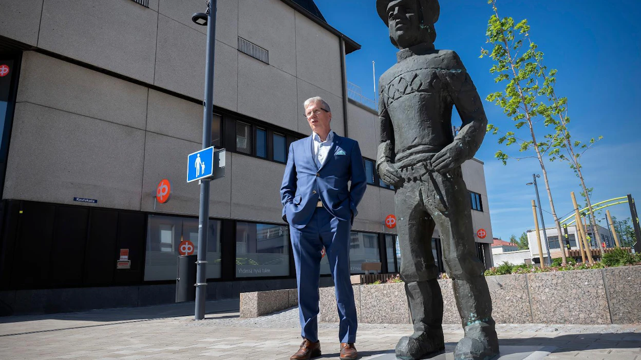 Seinäjoen kaupunginjohtaja Jorma Rasinmäki on iloinen kaupungin uudesta torista. Yrittäjä-Jussi -patsas sijaitsee paraatipaikalla Seinäjoen keskustassa.