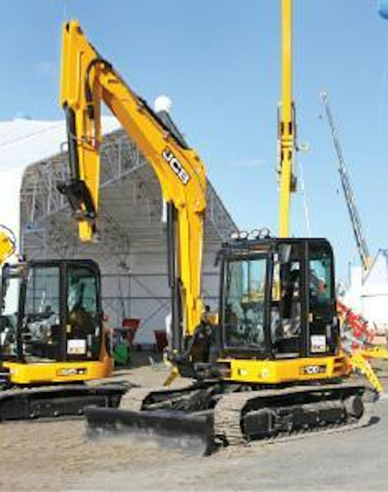 Mateko esitteli JCB:n kaivurimalliston pienemmän pään uutuuksia, joista JCB 100 C-1 on 9,7 tonnin työpainollaan suurin. Kone vastaa hyvin pitkälle 8,7 tonnia painavaa 90Z-mallia, mutta on peräylitykseltään suurempi. Moottori on molemmissa 52 kW:n 3B-päästötason Kohler. Puomiston tappien rasvausväli on peräti 500 tuntia, mikä saatu aikaan graffitilla kyllästetyillä pronssiheloilla. (AT)