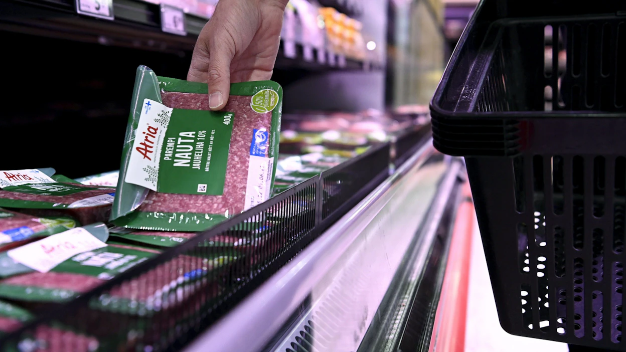 Täysi jauhelihahylly on nykyään harvinaisuus ruokakaupassa. Kuluttaja on tottunut siihen, että pelti paistaa. Arkistokuva.