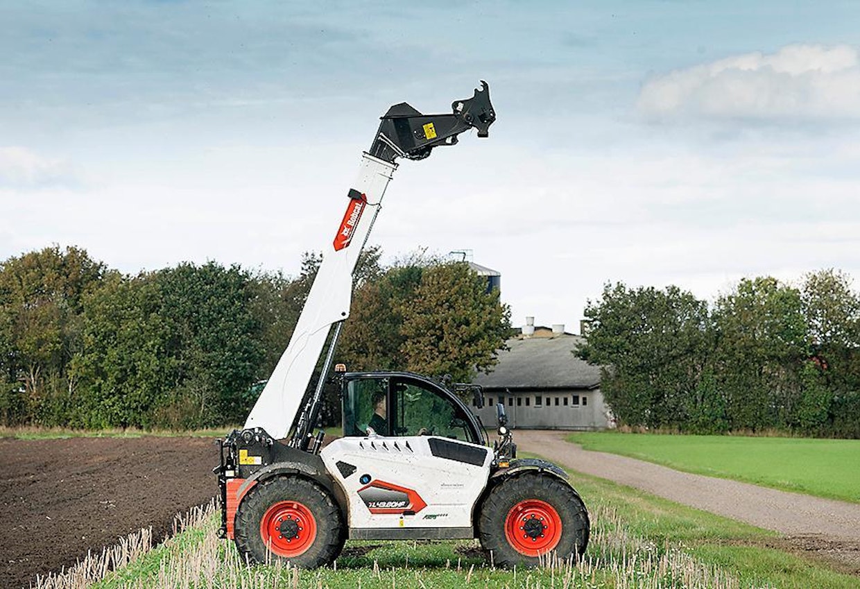 Bobcat TL 43.80 HF Agri: Näyttävänvalkoisessa Bobcatissa on ryhmän suurin (190 l/min) hydrauliikkapumppu ja sen myötä nopealiikkeinen puomi. Vaihteistosta emme erityisesti pitäneet, aluevaihde on mekaaninen. Uudistettujen Agri-mallien myötä valmistaja panostaa maatalouskurottajien markkinoille.