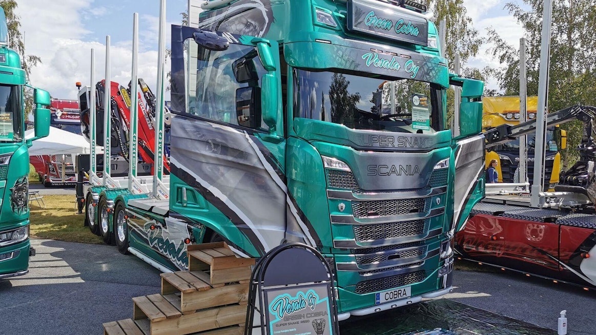 Vuoden 2019 Power Truck Show’ssa koko näyttelyn parhaaksi valittiin teerijärveläisen Puukuljetus Vesala Oy:n Scania R650 eli Green Cobra. Kaikki maalaukset ovat Simon Ahlsvedin käsialaa.