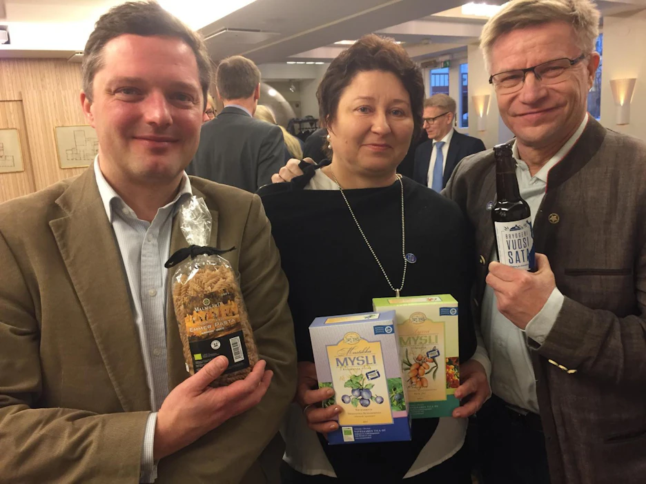 Henrik Creutz (vas.), Taina Laitinen ja Pekka Kääriäinen ovat lmenossa Berliiniin esittelemään tuotteitaan.