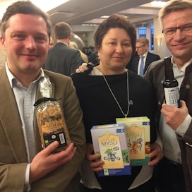 Henrik Creutz (vas.), Taina Laitinen ja Pekka Kääriäinen ovat lmenossa Berliiniin esittelemään tuotteitaan.