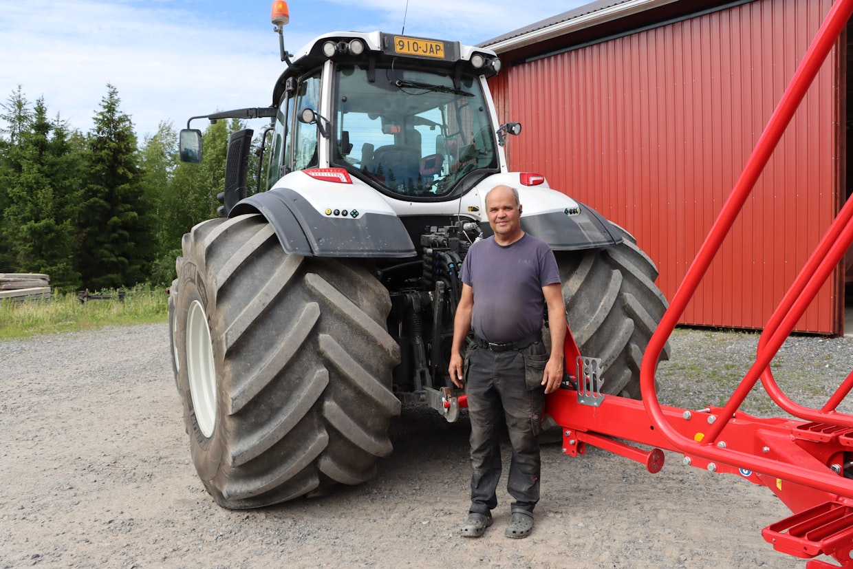 Jukka Rostedin Valtrassa on kylvöä varten 1000 mm leveät Michelin Xeobibit. Vanteen keskiön etäisyys on mitoitettu siten, että pyörät voidaan märkänä syksynä asentaa Sampo Comia 12 puimuriin. Puidessa metrin levyiset renkaat eivät jätä pellon pintaan muuta kuin hokin kuvion, vaikka taka-akselin vakiopyörät uppoavat peltoon.