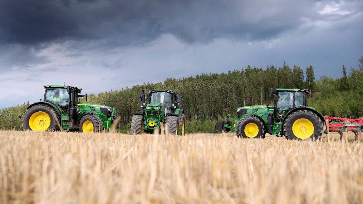 Tällä kertaa Traktorivertailussa olivat mukana kolme eri varustelutasolla varustettu John Deere 6155 -traktoria. Vertailutraktorit olivat John Deere 6155M, John Deere 6155R DirectDrive sekä John Deere 6155R AutoPowr.