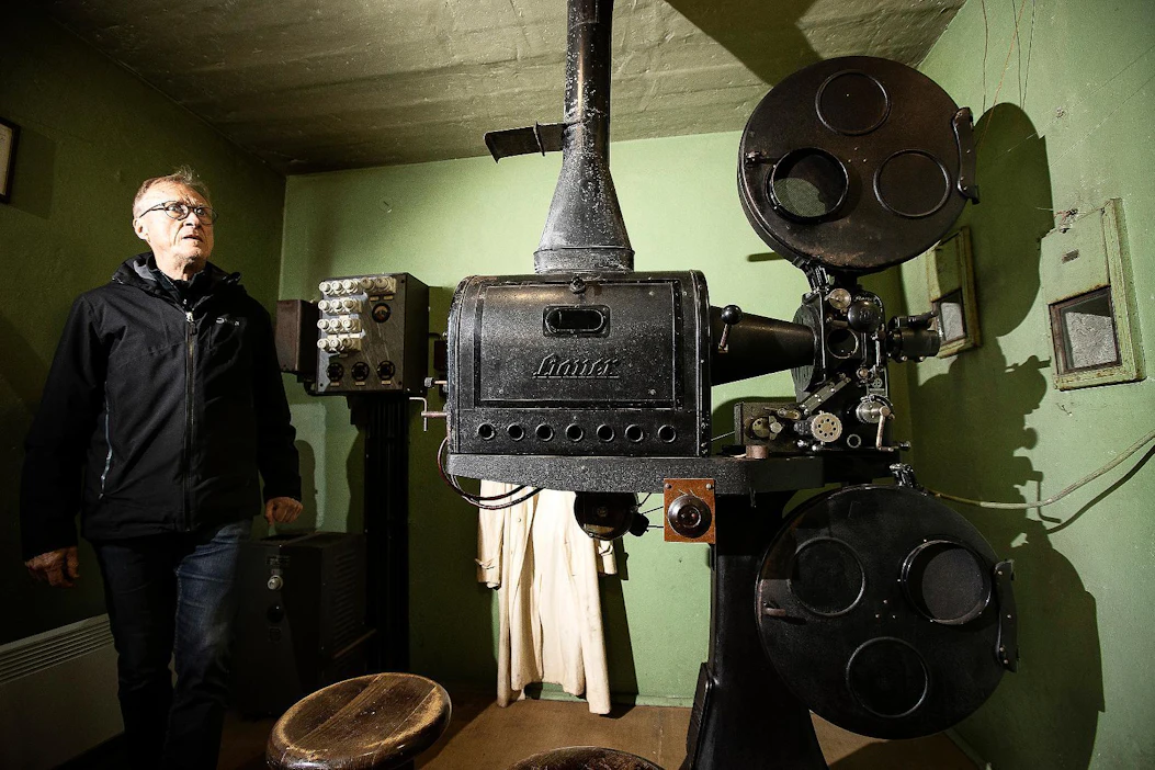 Jouko Valonen esittelee elokuvateatterin konehuonetta, joka on samassa asussa kuin 1941, kun teatteri otettiin käyttöön.