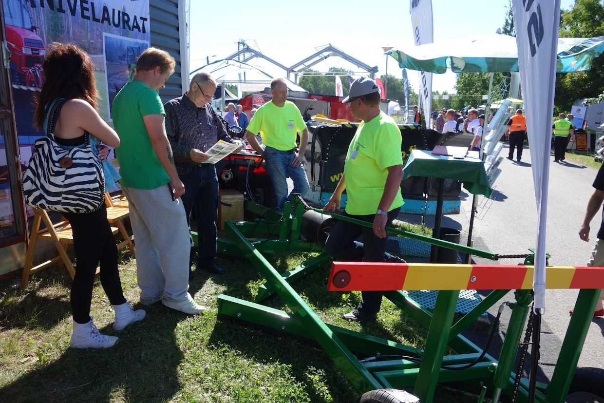 Soukkion kevyt tielana kiinnosti kävijöitä. Lanan korkeuden säätö onnistuu yhdellä ainoalla hydraulisylinterillä. Jos vetolaitteessa ei ole omaa hydrauliikkaa, voi lanaan liittää sähkötoimisen pumpun. Hinta ilman pumppua on 3 100 euroa (alv 0 %). (JL)