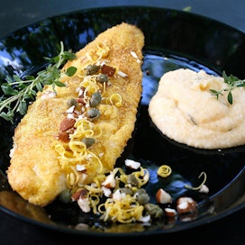 Sitruunainen paistettu kalaleike on maukas ateria arkeen ja juhlaan.