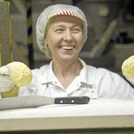 Lähileipä maistuu Johanna Orell leipoi tiistaina Linna-sekaleipää Rostenin leipomossa Turussa. Leipomon tuotteet ovat löytäneet muidenkin maakuntien ruokapöytiin. Sivu 8 markku vuorikari