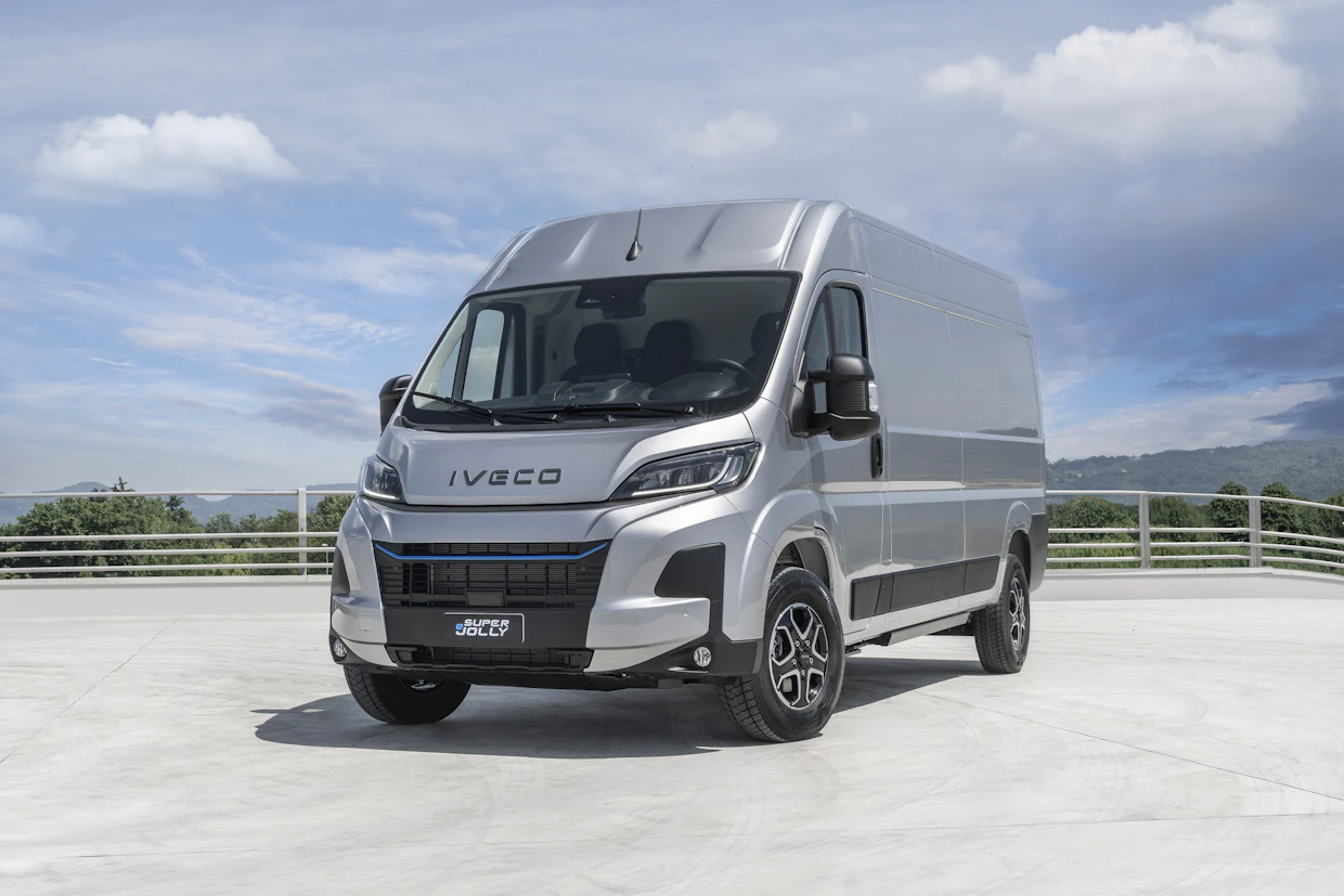 Iveco eSuperJolly 3,5–4,25 tonnin kokonaispaino omaava pakettiauto, jossa on parhaimillaan 1,4 tonnin kuormakapasiteetti, 200 kW:n moottori ja 420 kilometrin toimintamatka 110 kWh:n akun ansiosta<em id="emphasis">.</em>