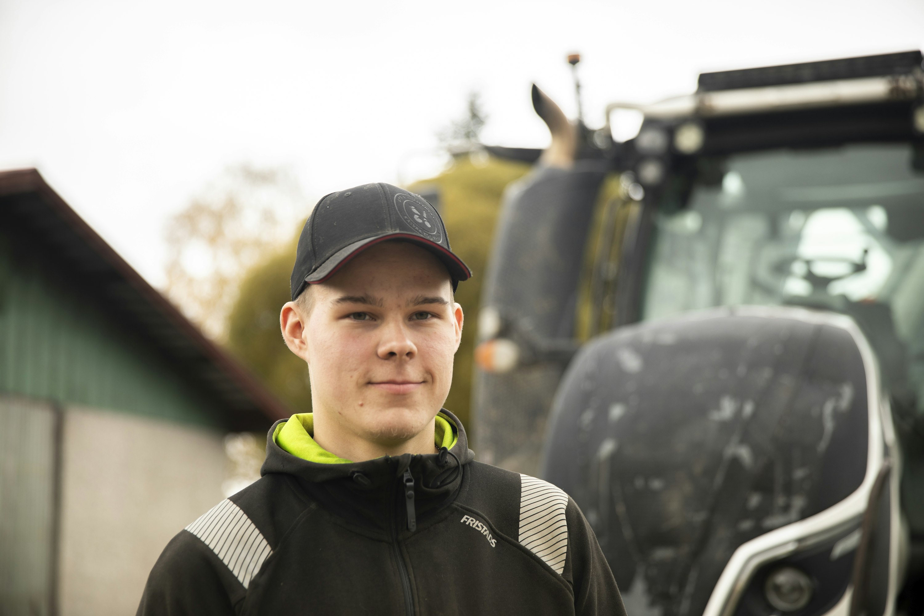 21-vuotias Jyry Kosonen viihtyy konetöissä, mutta myös lehmien parissa.