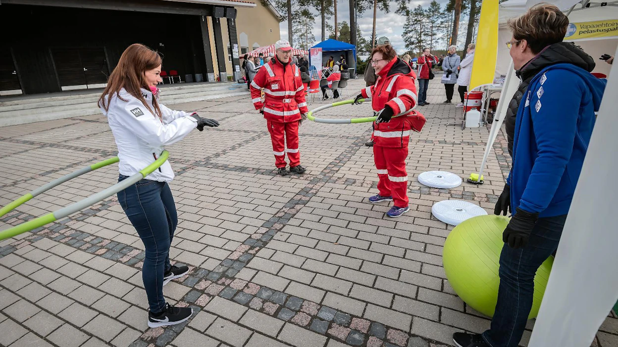 Hulavannetta pyörittämässä peruspalvelujohtaja Tanja Penninkangas (vas), ja SPR:n Päivi Lautamaja. Vuoroaan odottelee SPR:n Lahja Halla-aho (2.vas) ja Alajärven voimistelun ja liikunnan Terhi Herrala (oik)