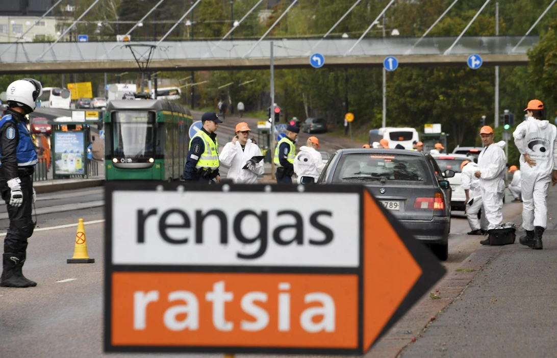 Rengasratsia-kampanjan aikana poliisi tarkastaa henkilö- ja pakettiautojen renkaiden kuntoa tien päällä järjestetyissä valvontaratsioissa, joissa myös autonkuljettajille jaetaan tietoa renkaiden vaikutuksesta ajoturvallisuuteen.