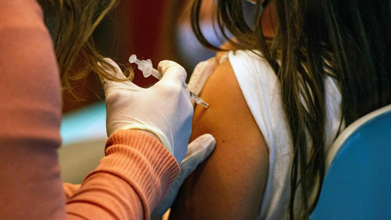 Tautikeskus myös painottaa edelleen suosittelevansa vahvasti koronarokotetta kaikille 5-vuotiaille ja sitä vanhemmille. Kuva Connecticutin Hartfordista.